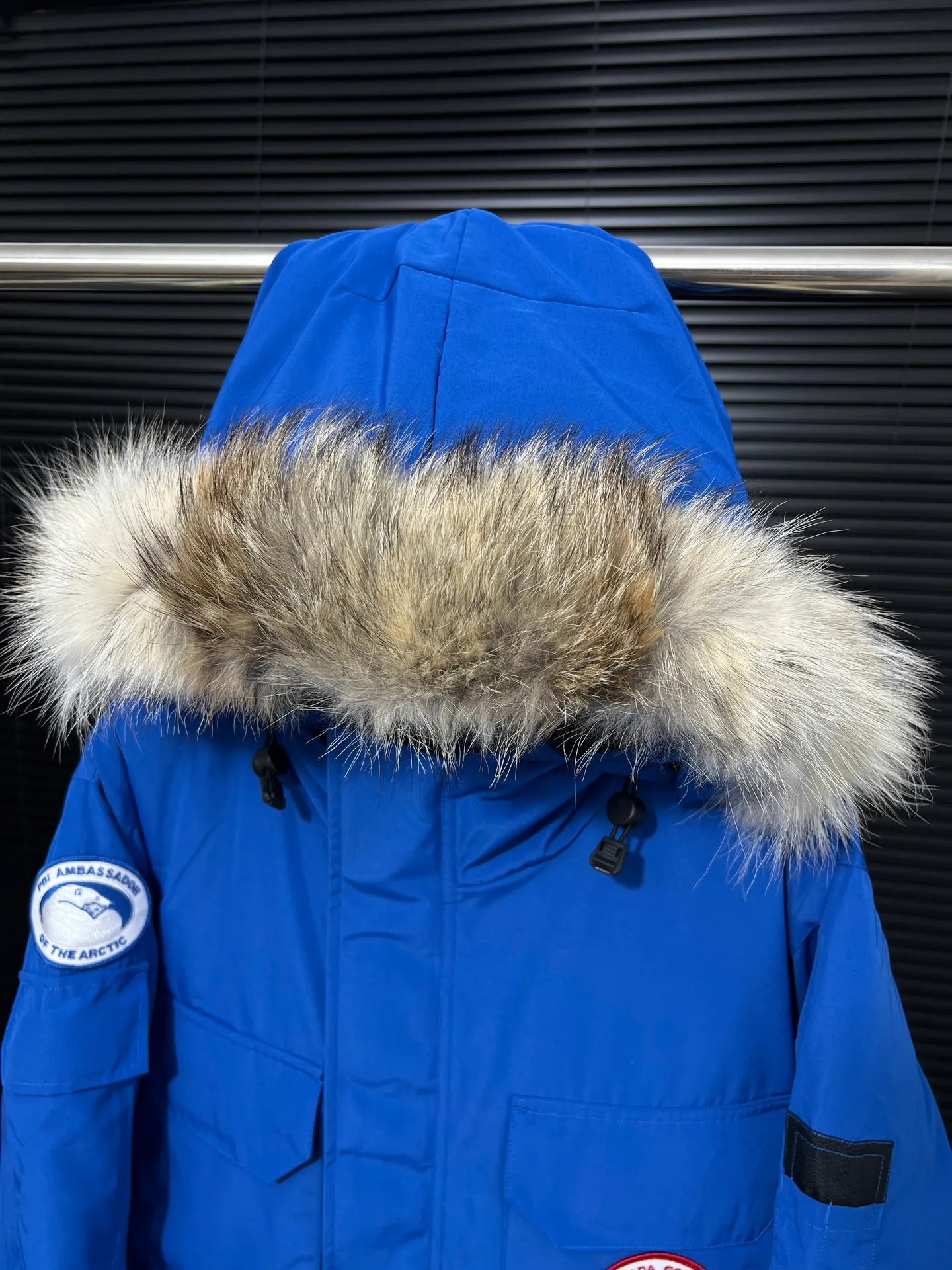 P780 🆕 Top original version, supports chip sensor with handbag 𝗖𝗮𝗻𝗮𝗱𝗮 𝗚𝗼𝘀𝗲 / 🇨🇦 Canada Goose 08 Down Jacket ⚠️ Partners who have been cooperating with us in the past few years know that no matter what is produced outside, our pure genuine trading company ships ❗️ After the test of time, we have received rave reviews. You can compare the market products with us. If you are not satisfied, you can return it at will. You are also welcome to come to ZG to see it and then come to my home to buy‼  1⃣️ The filling is 80% white duck down, with a weight of 500g. Regarding the down content, you can feel it with your hands. Good down has no embarrassment and can be called a walking duvet! 2⃣️ The fabric is made of Feather-Light 10D waterproof coating fabric, which is made of 84.5 polyester fiber and 15.5 cotton. The surface is treated with a special Teflon protective coating produced by DuPont to prevent wind and splash water, and makes the clothing anti-pollution and long-lasting new features! 3⃣️ One-piece seamless cuffs, 13cm official length, all seals are stamped, and all the inner liner is hemmed. The overcoat means sewing all the inner liner once. On the one hand, it is to prevent the velvet from running off, and on the other hand, it can keep the stiffness of the clothes! 4⃣️ Original Yoshida Kogyo Kabushikigaisha zipper, top-grade zinc alloy electroplated zipper with the highest specifications, using precise Japanese craftsmanship, raw materials and management methods. Each zipper can withstand 100,000+ openings and closings 5⃣️ The detachable fur collar is made of top-grade imported wolf fur, which is not comparable to the loose and soft raccoon fur and fake fur on the market. It is a natural Siberian coyote fur collar. The delicate and strong feel is the sense of life that comes from the erosion of wind and frost in nature. 6⃣️ Main logo double-thread 9-needle locking stranded embroidery, electronic digital automatic embroidery, maple leaves with sharp edges. Size: XS-XXL Color: black, off-white, graphite gray, sapphire blue Dark Blue Pink Azure Graphite Gray Black Label Shoulder Width Chest Sleeve Length Clothes Length Recommended Weight kg 67 87 80-90 2XL 58 136 69 89 90-105